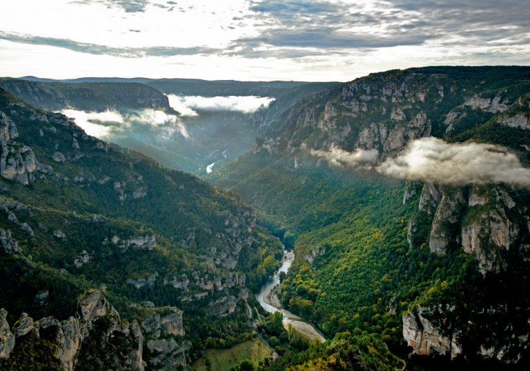 village-au-milieu-gorges-du-tarn-768x538